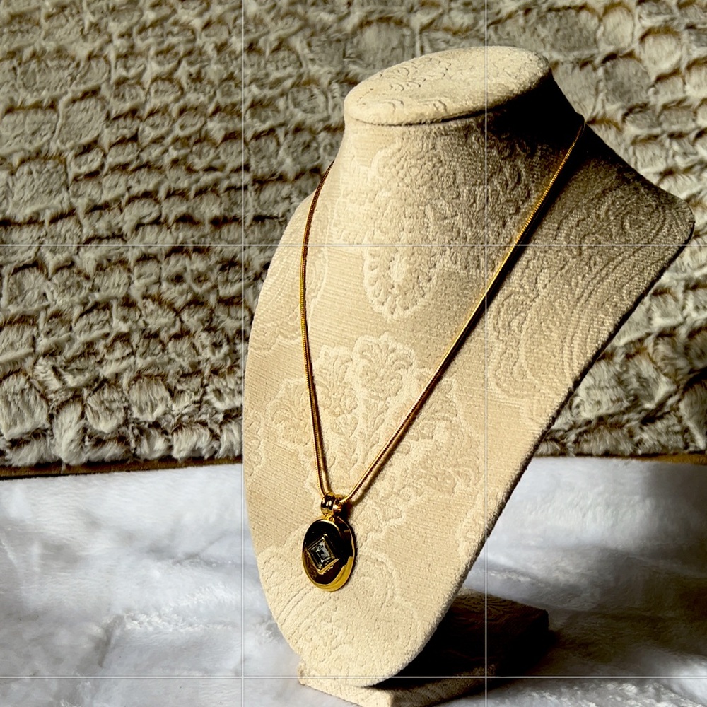 Gold tone pendant necklace